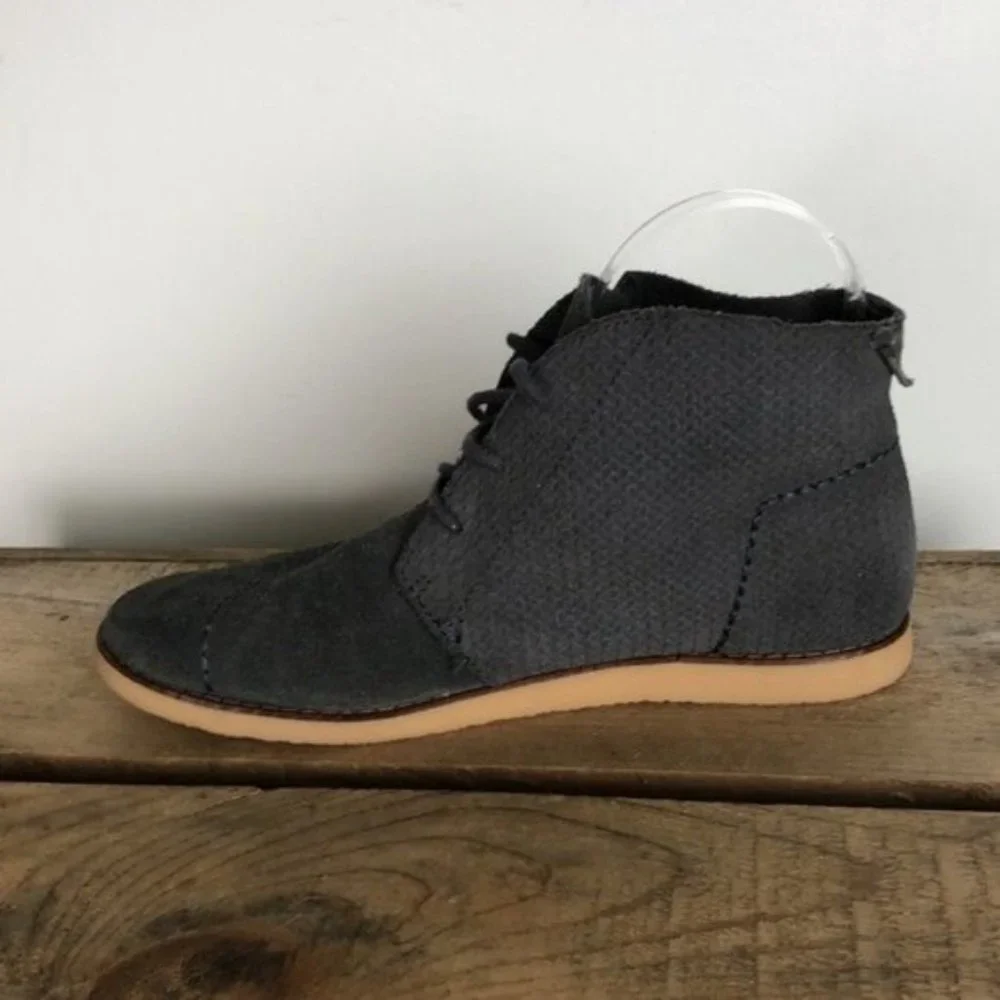 TOMS grey suede lace up chukka boots size 8 EUC_8